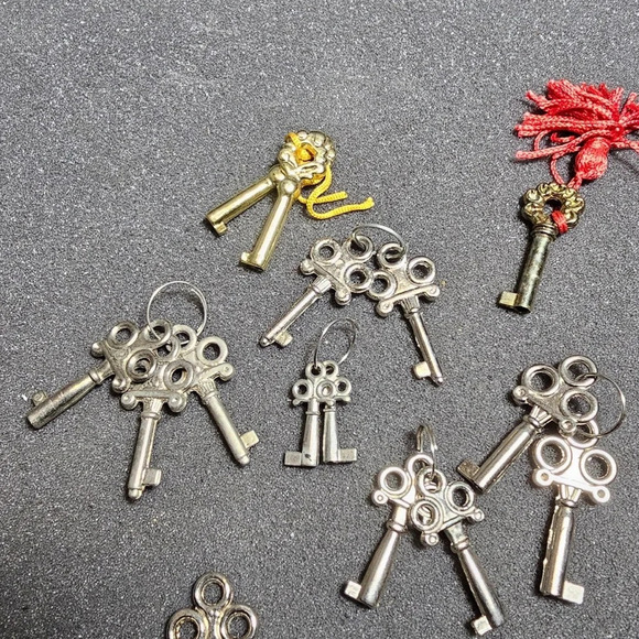 Lot Of Small Random Handcuff Style Barrell Keys Different Sizes Color And Metal - Picture 5 of 6
